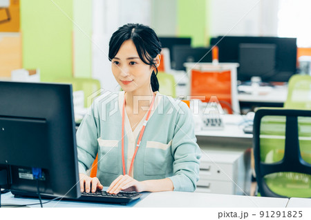 オフィスの若いエンジニア 91291825