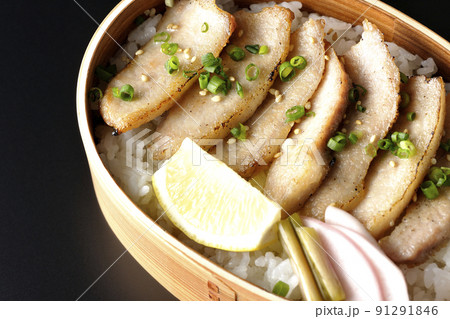 曲げわっぱに漬物とカットレモンと豚トロが入っている焼肉弁当を黒背景で俯瞰撮影 曲げわっぱに漬物とカットレモンと豚トロが入っている焼肉弁当を黒背景で俯瞰撮影 91291846