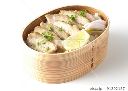 曲げわっぱに漬物とカットレモンと豚トロが入っている焼肉弁当を白背景で撮影 曲げわっぱに漬物とカットレモンと豚トロが入っている焼肉弁当を白背景で撮影 91292127
