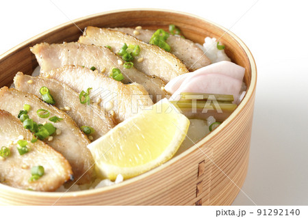 曲げわっぱに漬物とカットレモンと豚トロが入っている焼肉弁当を白背景で撮影 曲げわっぱに漬物とカットレモンと豚トロが入っている焼肉弁当を白背景で撮影 91292140