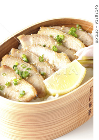 曲げわっぱに漬物とカットレモンと豚トロが入っている焼肉弁当を白背景で撮影 曲げわっぱに漬物とカットレモンと豚トロが入っている焼肉弁当を白背景で撮影 91292145