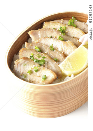 曲げわっぱに漬物とカットレモンと豚トロが入っている焼肉弁当を白背景で撮影 曲げわっぱに漬物とカットレモンと豚トロが入っている焼肉弁当を白背景で撮影 91292148