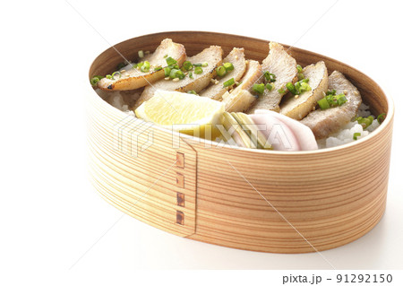 曲げわっぱに漬物とカットレモンと豚トロが入っている焼肉弁当を白背景で撮影 曲げわっぱに漬物とカットレモンと豚トロが入っている焼肉弁当を白背景で撮影 91292150
