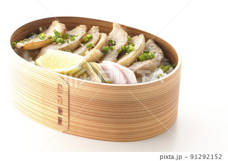 曲げわっぱに漬物とカットレモンと豚トロが入っている焼肉弁当を白背景で撮影 曲げわっぱに漬物とカットレモンと豚トロが入っている焼肉弁当を白背景で撮影 91292152