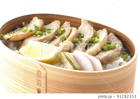 曲げわっぱに漬物とカットレモンと豚トロが入っている焼肉弁当を白背景で撮影 曲げわっぱに漬物とカットレモンと豚トロが入っている焼肉弁当を白背景で撮影 91292153