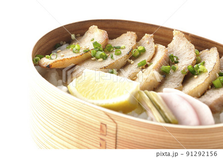 曲げわっぱに漬物とカットレモンと豚トロが入っている焼肉弁当を白背景で撮影 曲げわっぱに漬物とカットレモンと豚トロが入っている焼肉弁当を白背景で撮影 91292156