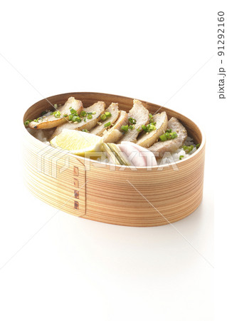 曲げわっぱに漬物とカットレモンと豚トロが入っている焼肉弁当を白背景で撮影 曲げわっぱに漬物とカットレモンと豚トロが入っている焼肉弁当を白背景で撮影 91292160