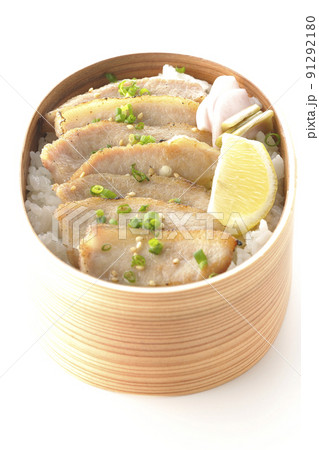 曲げわっぱに漬物とカットレモンと豚トロが入っている焼肉弁当を白背景で撮影 曲げわっぱに漬物とカットレモンと豚トロが入っている焼肉弁当を白背景で撮影 91292180