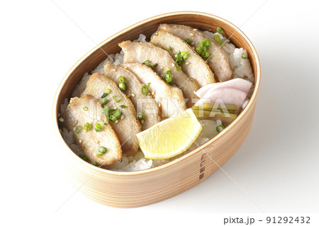 曲げわっぱに漬物とカットレモンと豚トロが入っている焼肉弁当を白背景で俯瞰撮影 曲げわっぱに漬物とカットレモンと豚トロが入っている焼肉弁当を白背景で俯瞰撮影 91292432