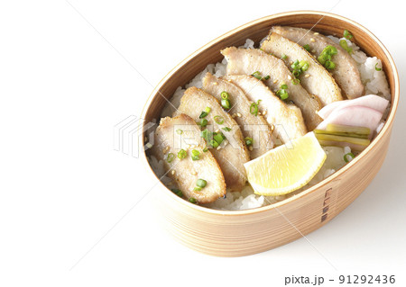 曲げわっぱに漬物とカットレモンと豚トロが入っている焼肉弁当を白背景で俯瞰撮影 曲げわっぱに漬物とカットレモンと豚トロが入っている焼肉弁当を白背景で俯瞰撮影 91292436