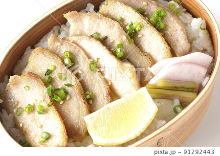 曲げわっぱに漬物とカットレモンと豚トロが入っている焼肉弁当を白背景で俯瞰撮影 91292443