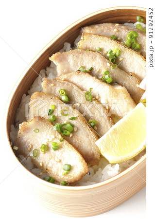 曲げわっぱに漬物とカットレモンと豚トロが入っている焼肉弁当を白背景で俯瞰撮影 曲げわっぱに漬物とカットレモンと豚トロが入っている焼肉弁当を白背景で俯瞰撮影 91292452