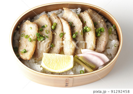 曲げわっぱに漬物とカットレモンと豚トロが入っている焼肉弁当を白背景で俯瞰撮影 91292458