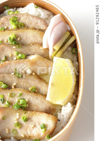 曲げわっぱに漬物とカットレモンと豚トロが入っている焼肉弁当を白背景で俯瞰撮影 曲げわっぱに漬物とカットレモンと豚トロが入っている焼肉弁当を白背景で俯瞰撮影 91292465