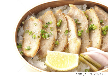 曲げわっぱに漬物とカットレモンと豚トロが入っている焼肉弁当を白背景で俯瞰撮影 91292478