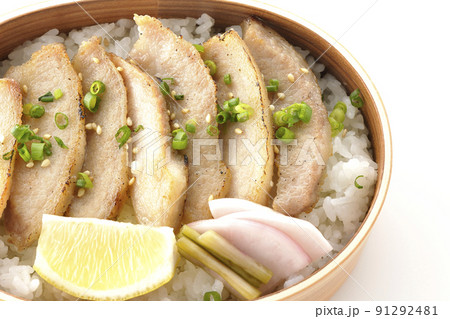 曲げわっぱに漬物とカットレモンと豚トロが入っている焼肉弁当を白背景で俯瞰撮影 曲げわっぱに漬物とカットレモンと豚トロが入っている焼肉弁当を白背景で俯瞰撮影 91292481