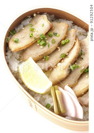 曲げわっぱに漬物とカットレモンと豚トロが入っている焼肉弁当を白背景で俯瞰撮影 曲げわっぱに漬物とカットレモンと豚トロが入っている焼肉弁当を白背景で俯瞰撮影 91292504