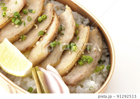 曲げわっぱに漬物とカットレモンと豚トロが入っている焼肉弁当を白背景で俯瞰撮影 曲げわっぱに漬物とカットレモンと豚トロが入っている焼肉弁当を白背景で俯瞰撮影 91292513
