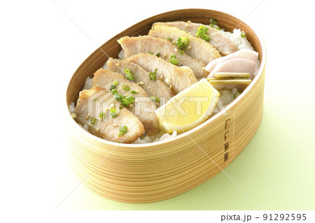 曲げわっぱに漬物とカットレモンと豚トロが入っている焼肉弁当 曲げわっぱに漬物とカットレモンと豚トロが入っている焼肉弁当 91292595