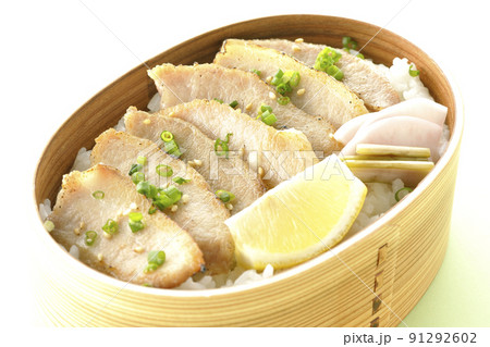 曲げわっぱに漬物とカットレモンと豚トロが入っている焼肉弁当 曲げわっぱに漬物とカットレモンと豚トロが入っている焼肉弁当 91292602