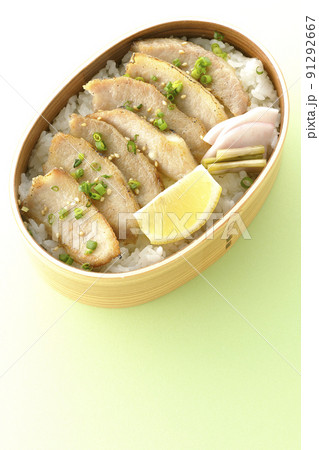 曲げわっぱに漬物とカットレモンと豚トロが入っている焼肉弁当を俯瞰で撮影 曲げわっぱに漬物とカットレモンと豚トロが入っている焼肉弁当を俯瞰で撮影 91292667
