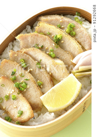 曲げわっぱに漬物とカットレモンと豚トロが入っている焼肉弁当を俯瞰で撮影 曲げわっぱに漬物とカットレモンと豚トロが入っている焼肉弁当を俯瞰で撮影 91292668