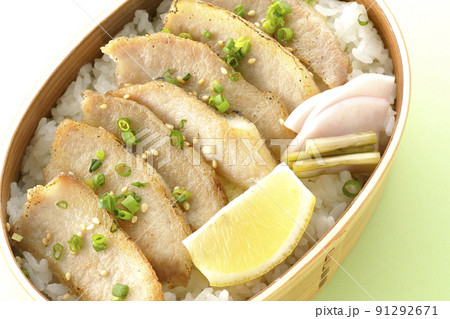 曲げわっぱに漬物とカットレモンと豚トロが入っている焼肉弁当を俯瞰で撮影 曲げわっぱに漬物とカットレモンと豚トロが入っている焼肉弁当を俯瞰で撮影 91292671