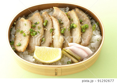 曲げわっぱに漬物とカットレモンと豚トロが入っている焼肉弁当を俯瞰で撮影 曲げわっぱに漬物とカットレモンと豚トロが入っている焼肉弁当を俯瞰で撮影 91292677