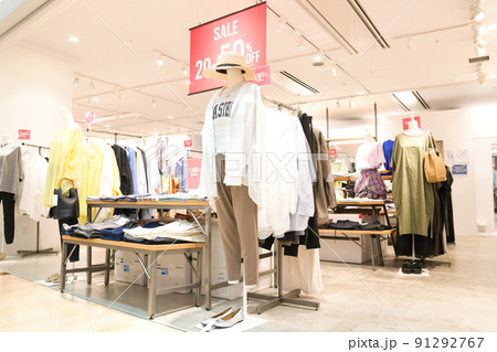 百貨店でお買い物 91292767