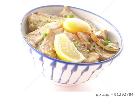 カットレモンと卵黄が乗った豚トロ丼、焼き肉丼 91292784