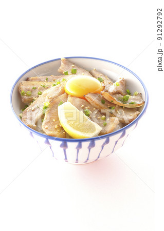 カットレモンと卵黄が乗った豚トロ丼、焼き肉丼 91292792