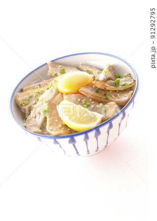 カットレモンと卵黄が乗った豚トロ丼、焼き肉丼 カットレモンと卵黄が乗った豚トロ丼、焼き肉丼 91292795