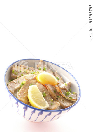 カットレモンと卵黄が乗った豚トロ丼、焼き肉丼 カットレモンと卵黄が乗った豚トロ丼、焼き肉丼 91292797
