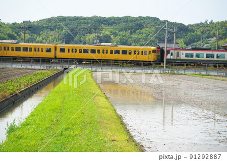JR瀬戸大橋線 備中箕島と早島の間ですれ違う宇野行き普通電車と特急南風16号2 岡山県岡山市南区 JR瀬戸大橋線 備中箕島と早島の間ですれ違う宇野行き普通電車と特急南風16号2 岡山県岡山市南区 91292887