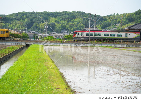 JR瀬戸大橋線 備中箕島と早島の間ですれ違う宇野行き普通電車と特急南風16号3 岡山県岡山市南区 JR瀬戸大橋線 備中箕島と早島の間ですれ違う宇野行き普通電車と特急南風16号3 岡山県岡山市南区 91292888
