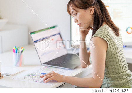 若い女性エンジニア　市場調査　商圏分析　マーケティングリサーチ 91294828