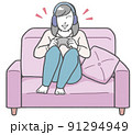 ヘッドフォンを着けてソファに座り、1人でテレビゲームを楽しむ若いアジア人女性 ヘッドフォンを着けてソファに座り、1人でテレビゲームを楽しむ若いアジア人女性 91294949