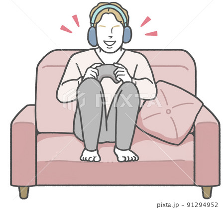 ヘッドフォンを着けてソファに座り、1人でテレビゲームを楽しむ若い西洋人男性 91294952
