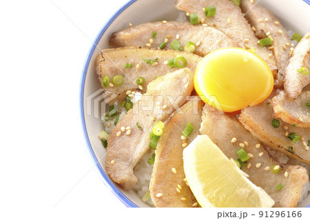カットレモンと卵黄が乗った豚トロ丼、焼き肉丼を俯瞰で撮影 カットレモンと卵黄が乗った豚トロ丼、焼き肉丼を俯瞰で撮影 91296166