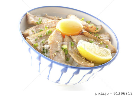カットレモンと卵黄が乗った豚トロ丼、焼き肉丼を白背景で撮影 カットレモンと卵黄が乗った豚トロ丼、焼き肉丼を白背景で撮影 91296315