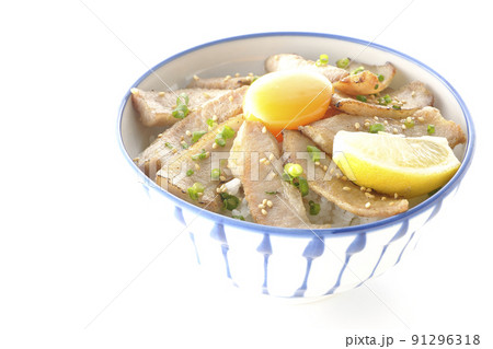 カットレモンと卵黄が乗った豚トロ丼、焼き肉丼を白背景で撮影 カットレモンと卵黄が乗った豚トロ丼、焼き肉丼を白背景で撮影 91296318