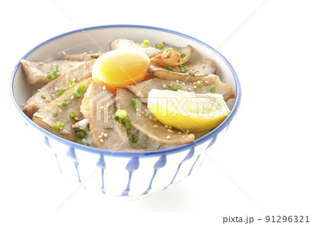 カットレモンと卵黄が乗った豚トロ丼、焼き肉丼を白背景で撮影 91296321