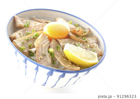 カットレモンと卵黄が乗った豚トロ丼、焼き肉丼を白背景で撮影 91296323