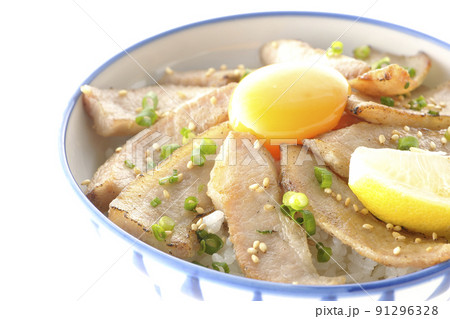 カットレモンと卵黄が乗った豚トロ丼、焼き肉丼を白背景で撮影 カットレモンと卵黄が乗った豚トロ丼、焼き肉丼を白背景で撮影 91296328