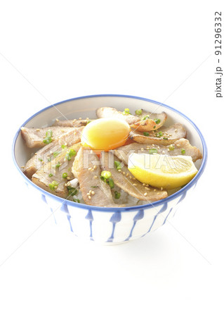 カットレモンと卵黄が乗った豚トロ丼、焼き肉丼を白背景で撮影 カットレモンと卵黄が乗った豚トロ丼、焼き肉丼を白背景で撮影 91296332