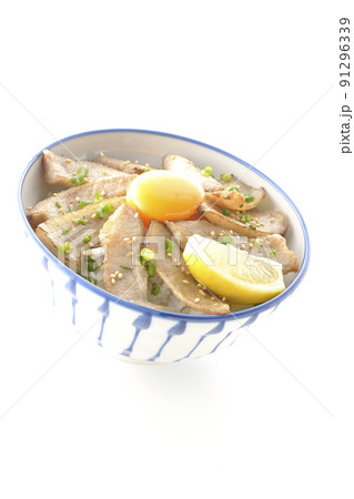 カットレモンと卵黄が乗った豚トロ丼、焼き肉丼を白背景で撮影 カットレモンと卵黄が乗った豚トロ丼、焼き肉丼を白背景で撮影 91296339