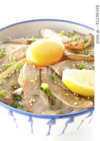 カットレモンと卵黄が乗った豚トロ丼、焼き肉丼を白背景で撮影 91296346