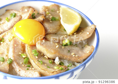 カットレモンと卵黄が乗った豚トロ丼、焼き肉丼を白背景で撮影 カットレモンと卵黄が乗った豚トロ丼、焼き肉丼を白背景で撮影 91296386