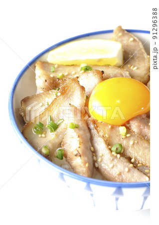 カットレモンと卵黄が乗った豚トロ丼、焼き肉丼を白背景で撮影 カットレモンと卵黄が乗った豚トロ丼、焼き肉丼を白背景で撮影 91296388