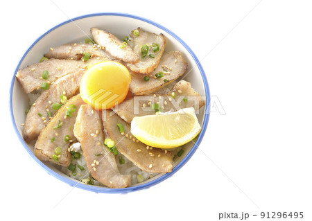 カットレモンと卵黄が乗った豚トロ丼、焼き肉丼を白背景で俯瞰撮影 91296495